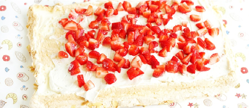 Нежнейший рулет: меренговый с клубникой