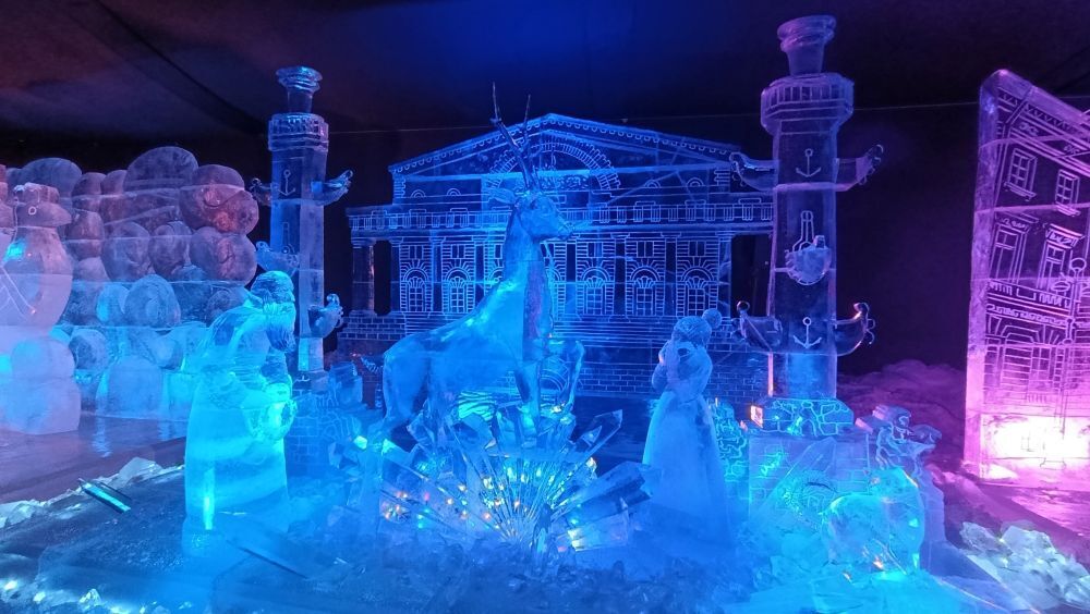 Умеют же! Ледяные скульптуры в Петербурге - сверкающая красота