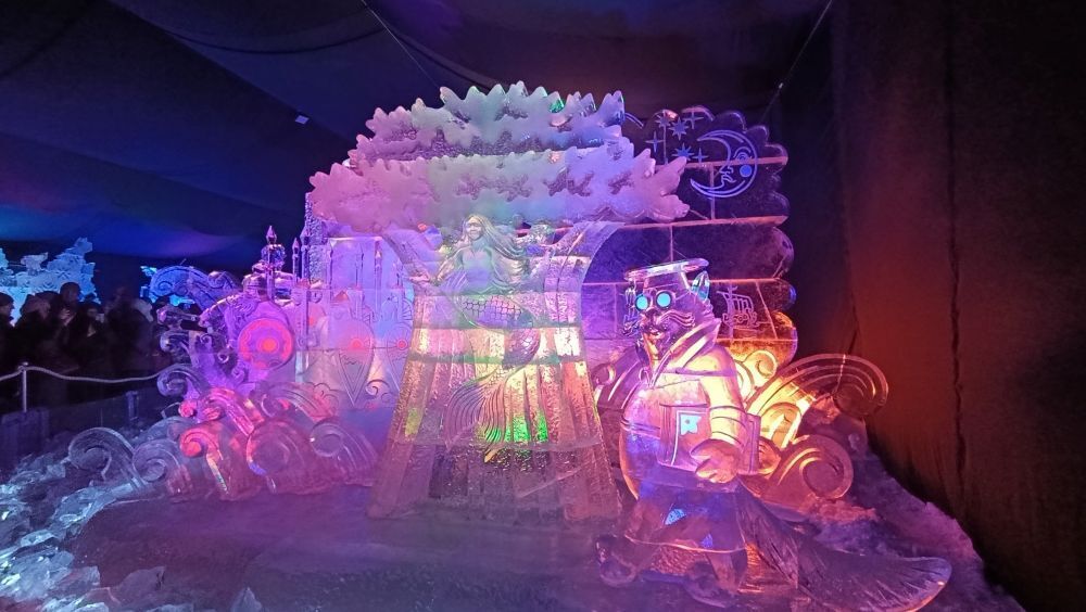 Умеют же! Ледяные скульптуры в Петербурге - сверкающая красота