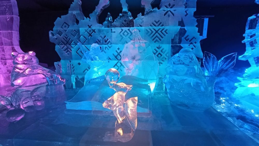 Умеют же! Ледяные скульптуры в Петербурге - сверкающая красота