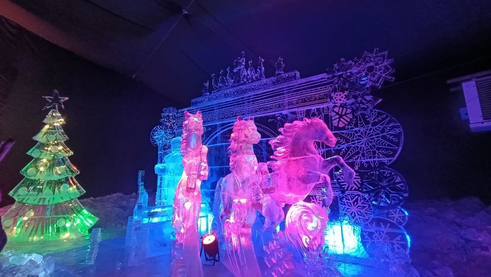 Умеют же! Ледяные скульптуры в Петербурге - сверкающая красота