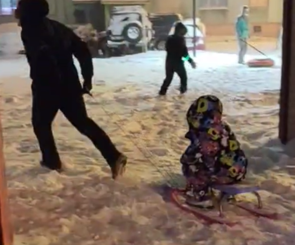 Ребёнок, которого отец катал на снегокате, привязанном к автомобилю, получил перелом