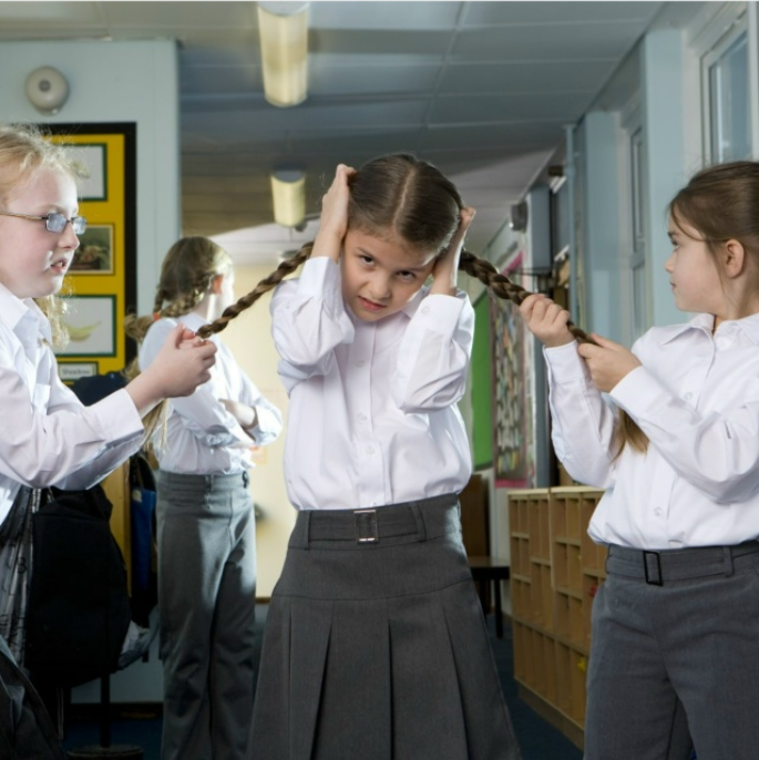 В одном родительском сообществе появился вопрос: «Что говорить ребёнку, если выяснилось, что его травят в школе? Дочь, 6 класс. Дразнят, подшучивают,