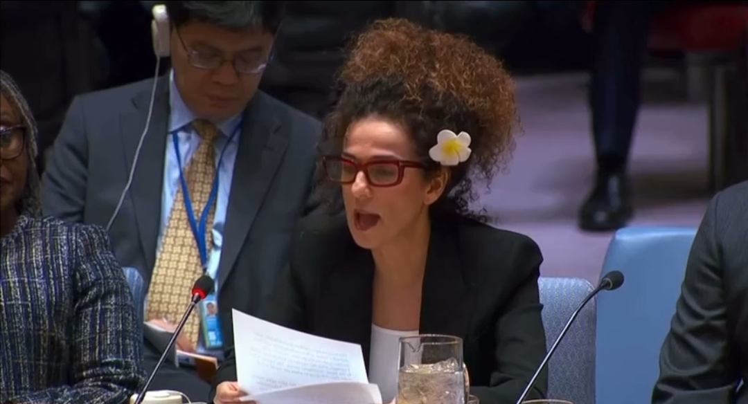 Спасители, готовые похоронить: как Запад аплодирует диссидентке, призывающей ввергнуть её страну в хаос