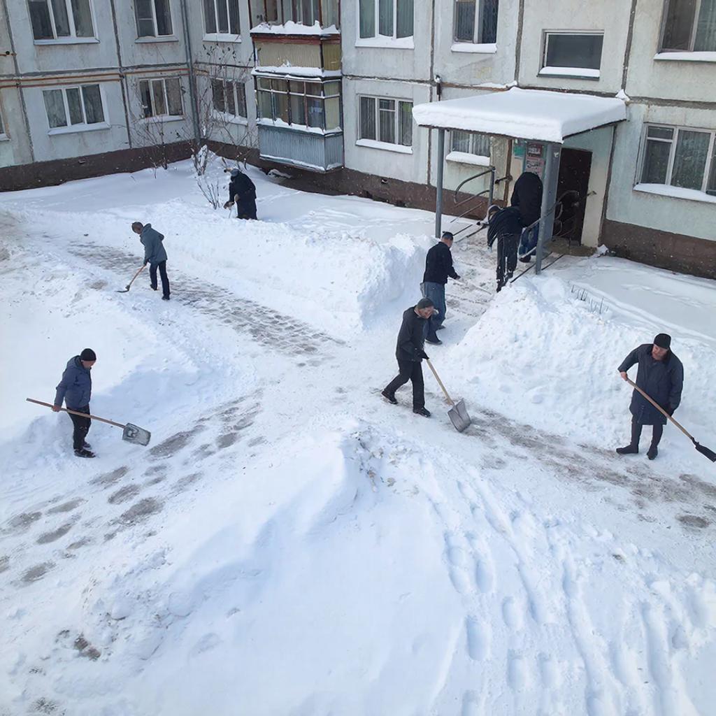 Снегоуборочный мазохизм: депутат рекомендует гражданам не ныть, а взять в руки лопату