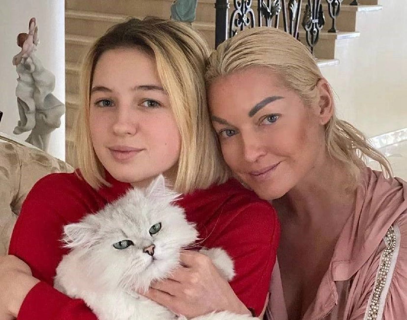 Семья бросила Анастасию Волочкову в одиночестве на ее 50-летний юбилей