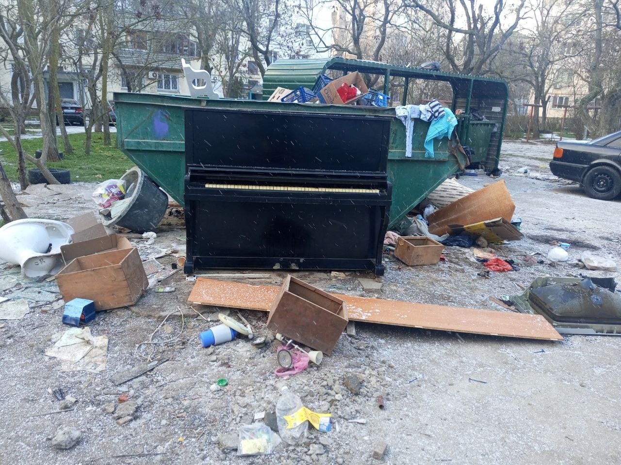 Выброшенное фортепиано: о чем молчит наш двор