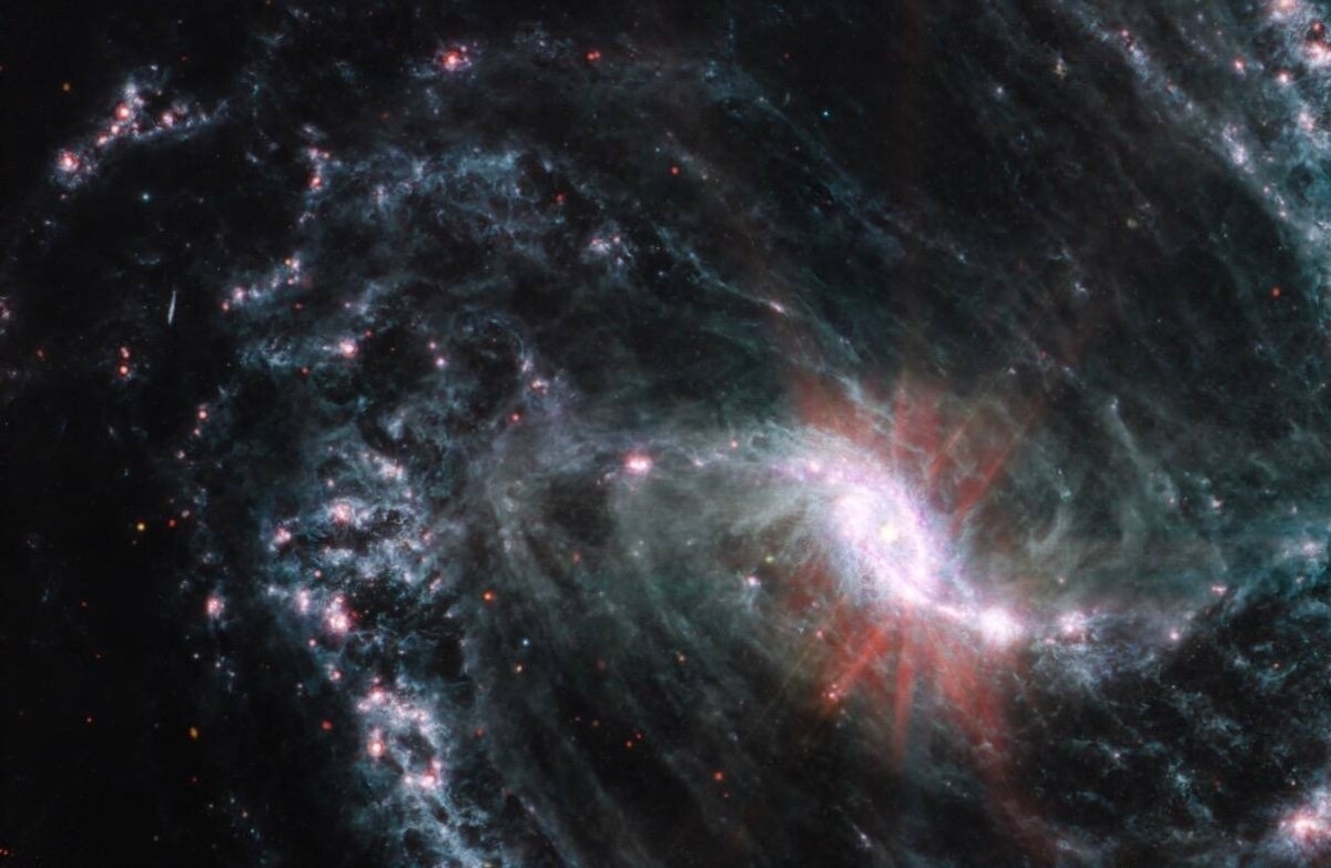 NGC 1365: Галактика-гигант, вдвое больше Млечного Пути, в невероятных деталях от телескопа Уэбба