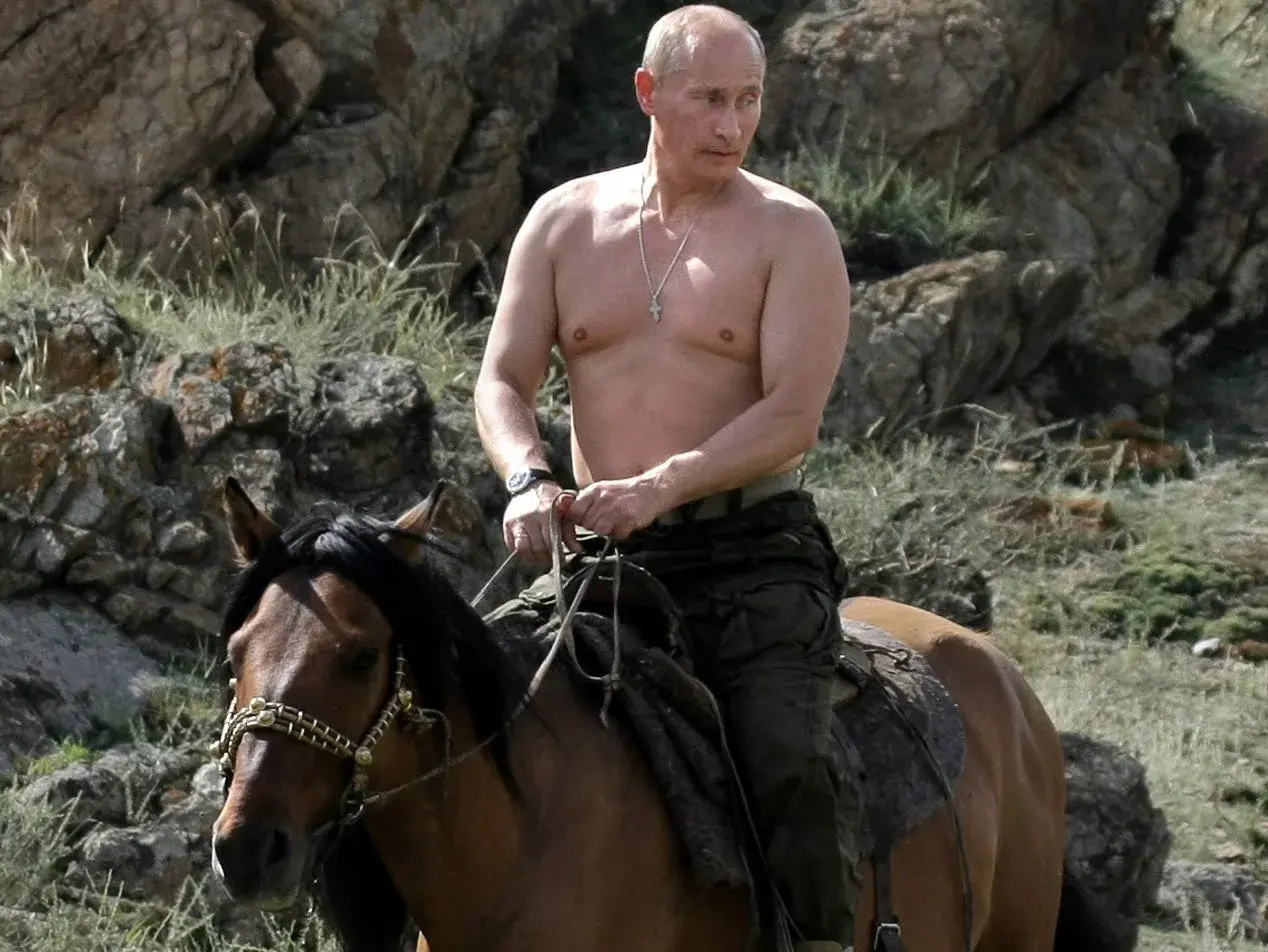 Британский чиновник захотел сделать фотосессию как у Путина — и попал под следствие