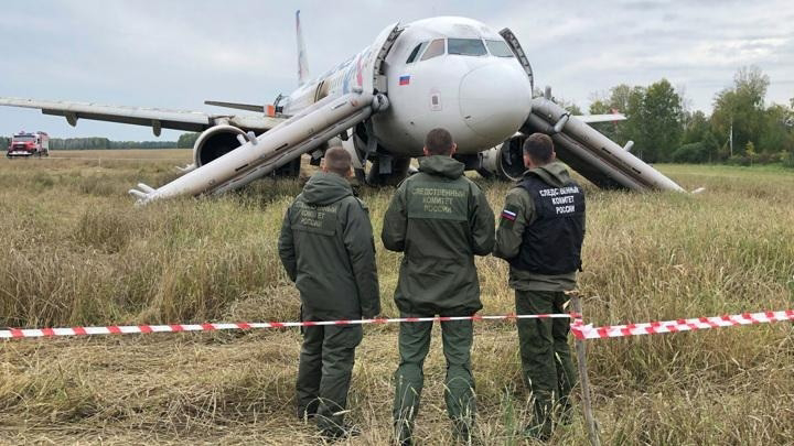 Героическая посадка обернулась судом: с пилота, спасшего пассажиров, требуют 119 миллионов