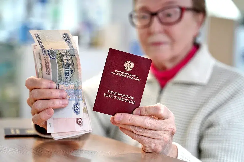⚡ С 1 января миллионам пенсионеров России пришла неожиданная прибавка — выплаты выросли и впервые затронули даже работающих