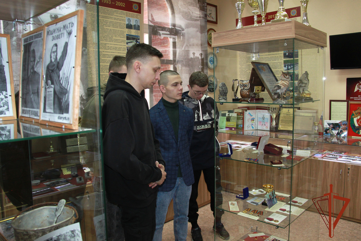 В Новосибирске сотрудники Росгвардии проводят мероприятия, приуроченные к годовщине победы в Сталинградской битве В Новосибирске сотрудники Росгвардии проводят мероприятия, приуроченные к годовщине победы в Сталинградской битве