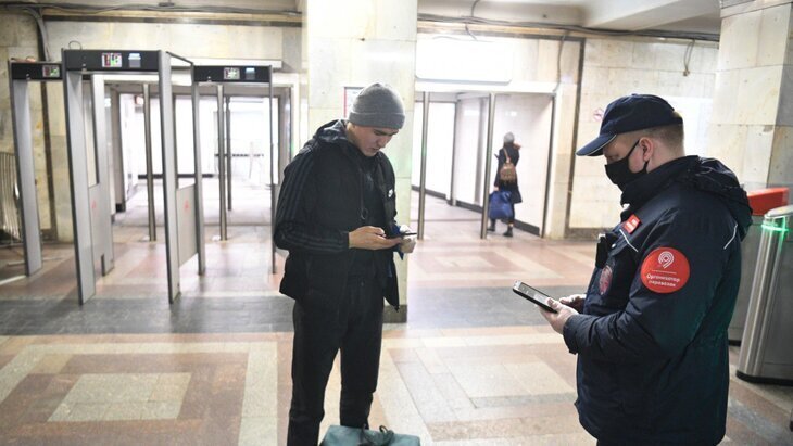 В метро Санкт-Петербурга и Москвы у граждан будут проверять телефоны на входе на основании закона