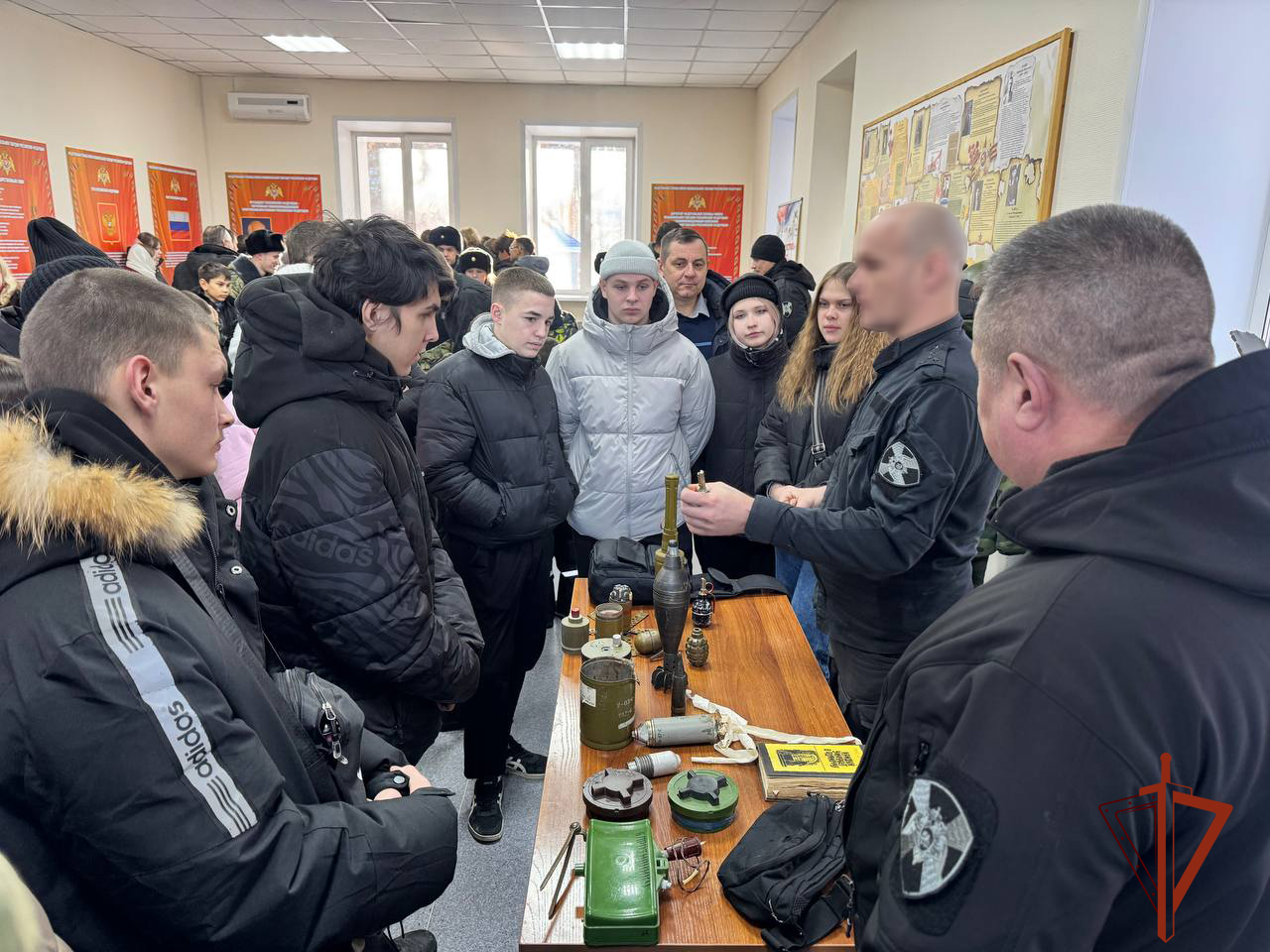 На базе новосибирского отряда ОМОН «Магистраль» прошли занятия для воспитанников патриотических клубов На базе новосибирского отряда ОМОН «Магистраль» прошли занятия для воспитанников патриотических клубов