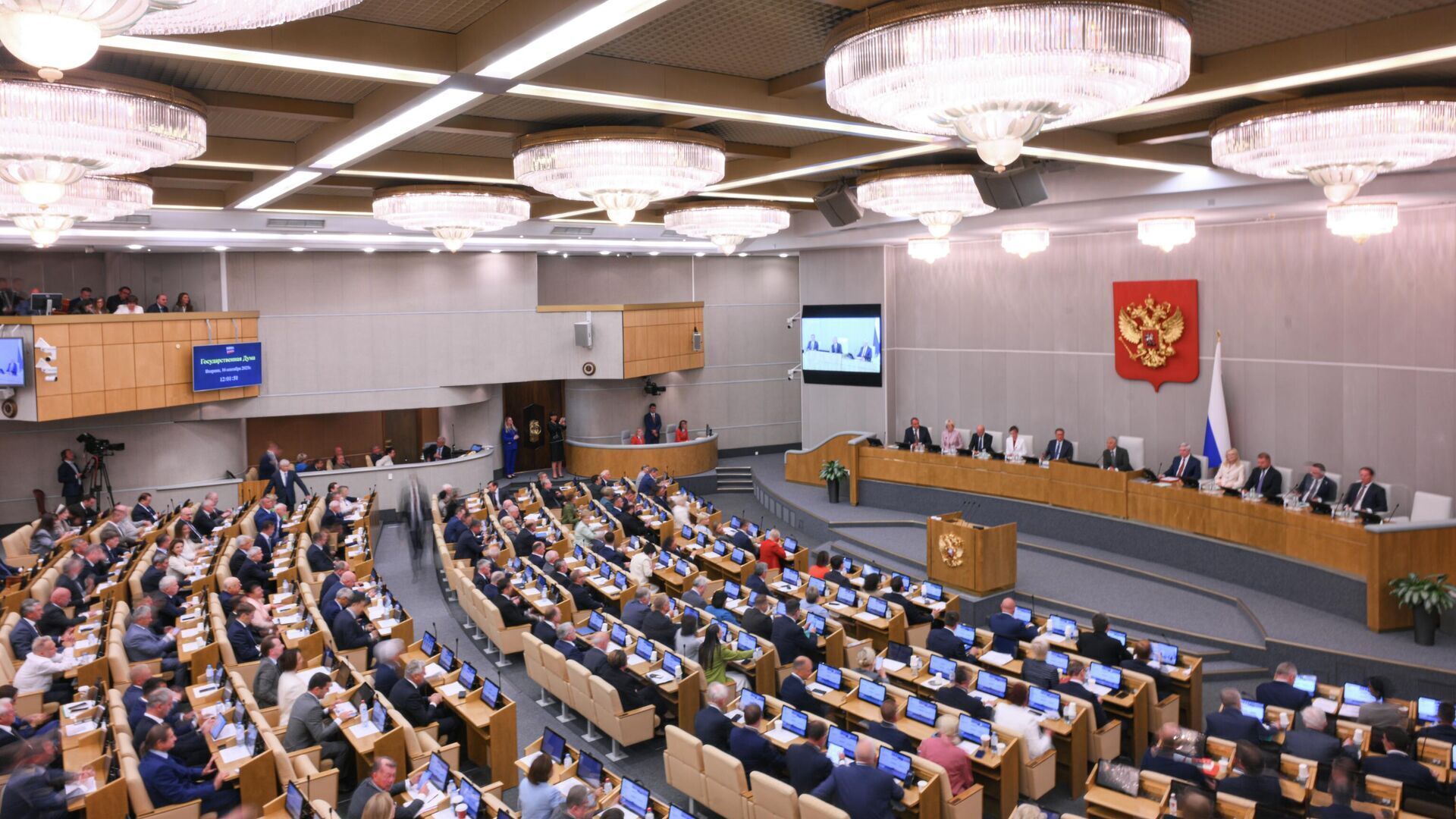 Депутат Госдумы призвал правительство контролировать олигархов, тарифы ЖКХ и магазинные цены, а не Telegram