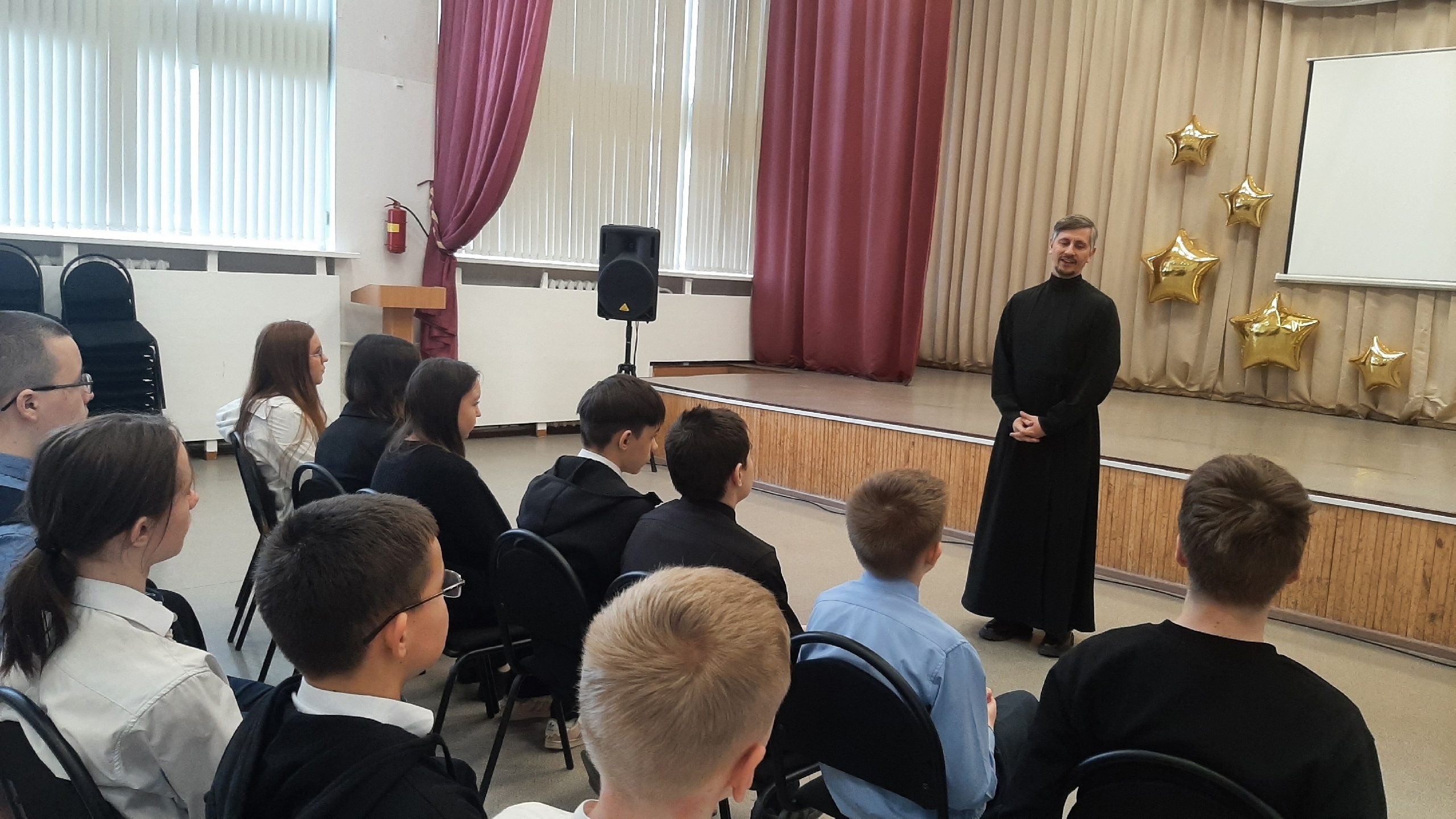 Большая польза, когда священник приходит в школу и разъясняет вред матерщины.