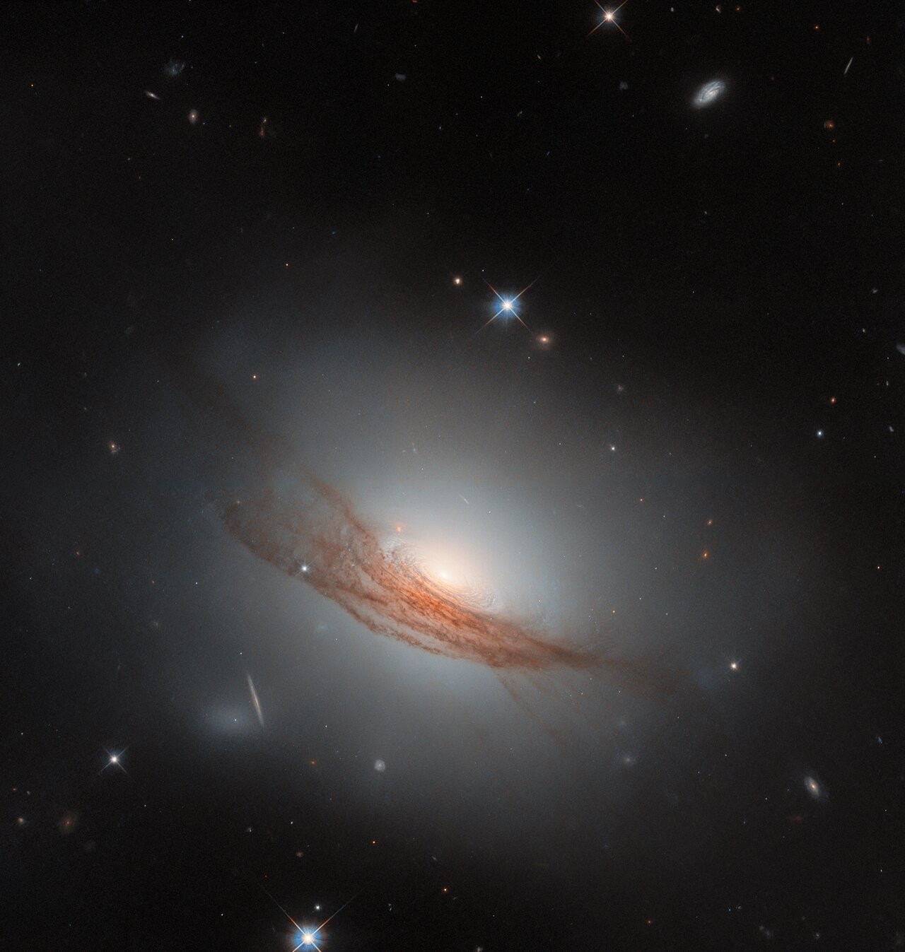 Наше первое фото месяца ESA/Hubble показывает необычную галактику!