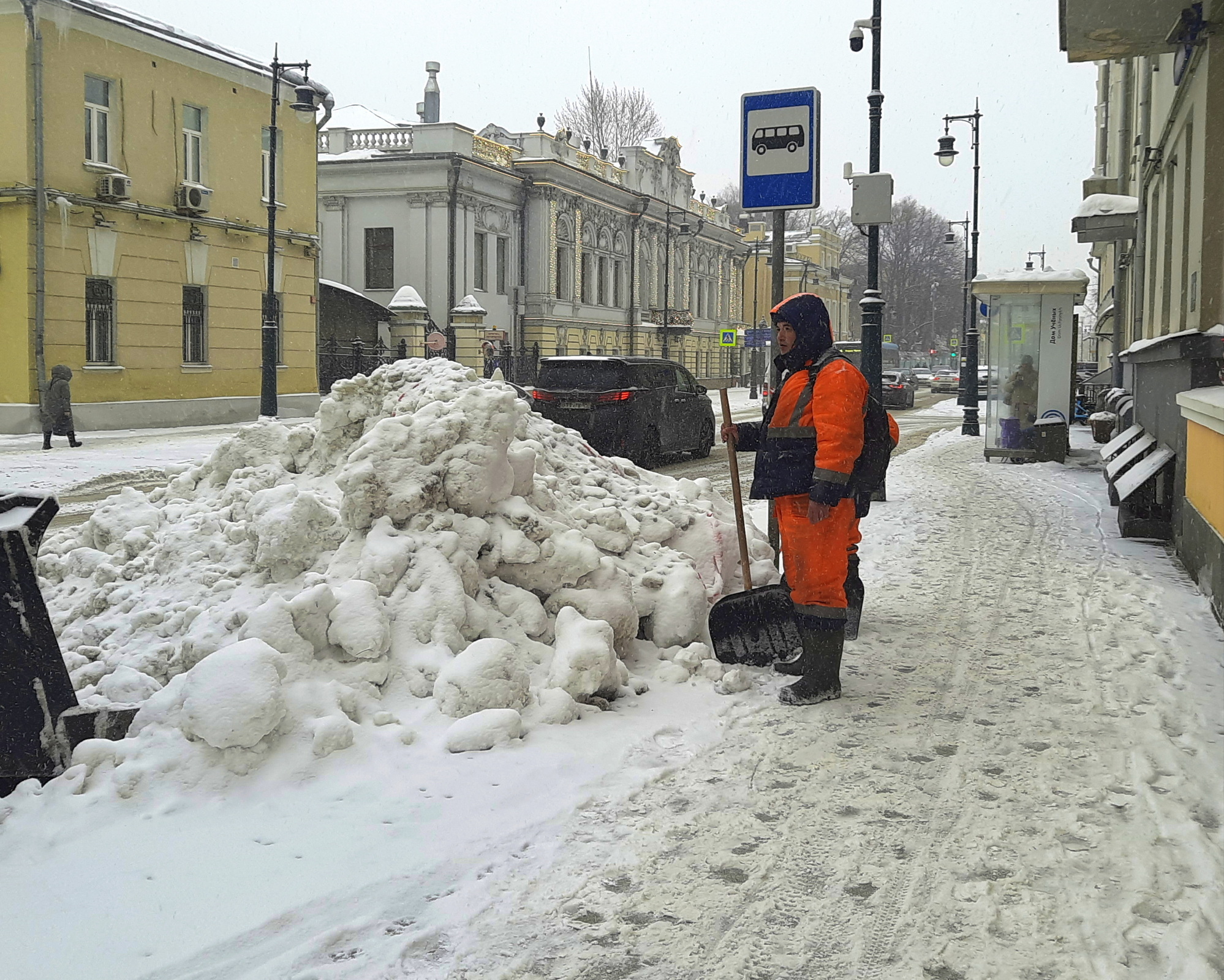 Чего только не услышишь и не увидишь на московской улице (занесённой снегом)
